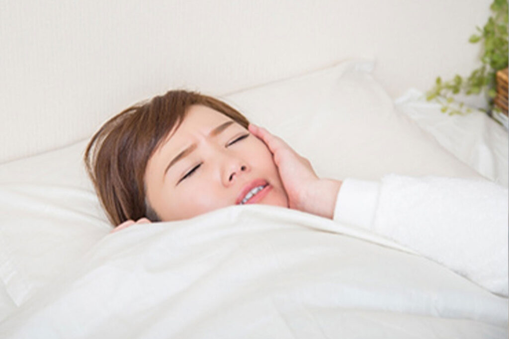 食いしばり・強い噛みしめを治療する ～咬筋へのボトックス注射～
頭痛や肩こり、無意識の噛みしめが原因？